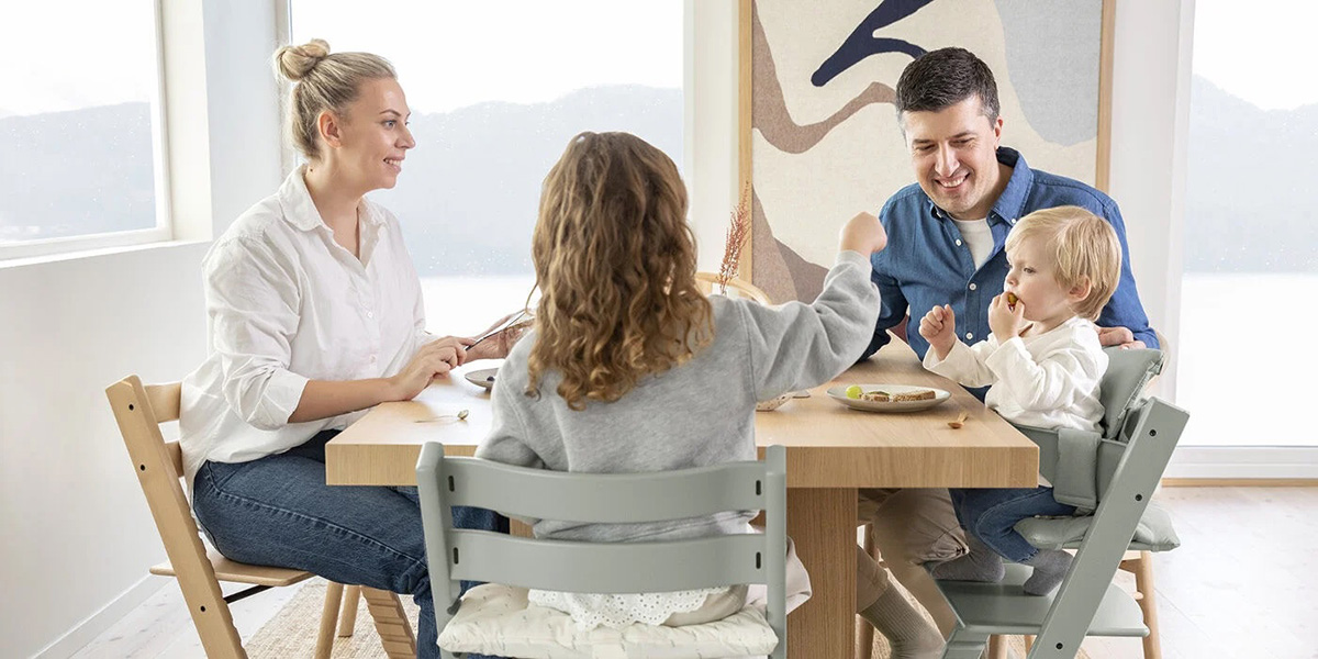 Familie som sitter sammen ved bordet med to Tripp trapp stoler, foto